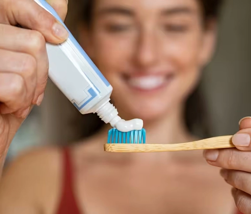 Chải răng cho răng sứ đúng cách giúp răng bền đẹp lâu dài